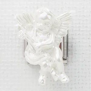 Dettaglio macro di un ciondolo angelo Cupido 3D su una maglia di bracciale in acciaio