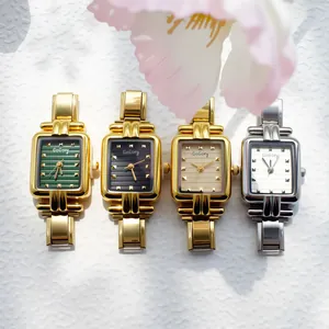 Detailansicht von Retro-Quarzuhren mit Metallarmband in vier verschiedenen Farben