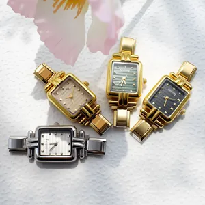 Details von quadratischen Vintage-Quarzuhren mit Metallarmband und Zifferblattstruktur