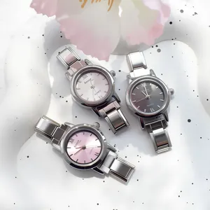Drei elegante Damen-Quarzuhren mit Metallarmbändern auf einem stilvollen Keramikteller