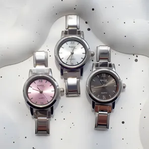 Detailansicht der Vintage Damen-Quarzuhr mit Zifferblättern in Pink, Silber und Grau