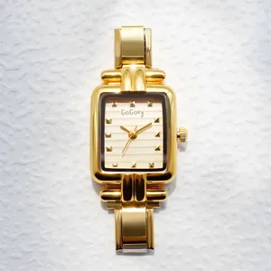 Elegante goldene quadratische Quarzuhr für Damen mit modularem Metallarmband auf Weiß