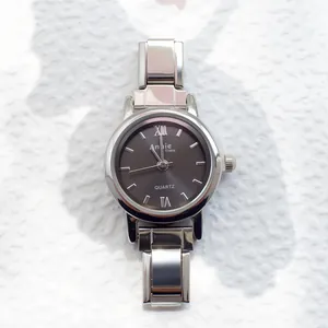 Elegante silberne Quarzuhr für Damen mit grauem Zifferblatt und H-Glied-Metallarmband