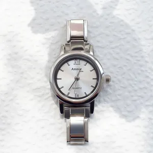 Vintage Damen-Quarzuhr mit Gliederarmband und silbernem Zifferblatt im Retro-Stil