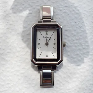Detailansicht der silbernen rechteckigen Uhr mit Strass-Indizes und Edelstahlarmband