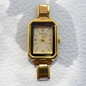 Elegante goldene rechteckige Quartzuhr für Damen mit Strassmarkierungen und Gliederkettenband