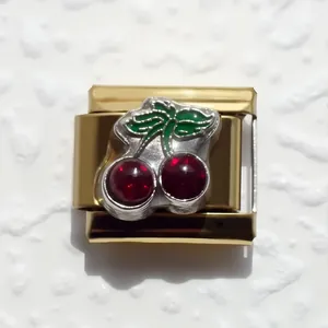 Eslabón de pulsera italiana dorada con adorno de cerezas rojas y hojas verdes