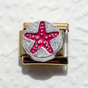 Primer plano de pieza dorada con estrella de mar rosa y purpurina para pulsera modular
