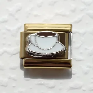 Macro de charm italiano de acero inoxidable dorado con taza de café en esmalte blanco