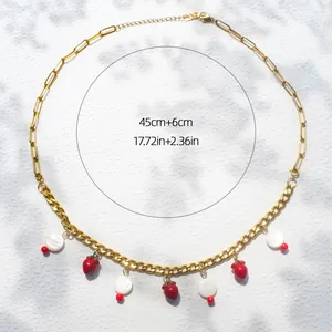 Detail van gouden ketting met aardbeienbedels en afmetingen op witte achtergrond