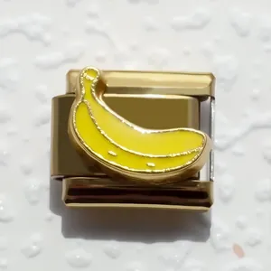 Macro de un eslabón italiano de acero dorado con diseño de plátano en esmalte amarillo