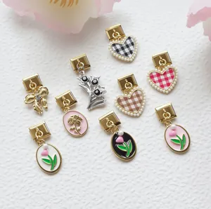 Dettagli delle maglie charm italiane con cuori floreali e cristalli in acciaio dorato