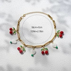 Detail van gouden armband met kersenhanger met 18 cm plus 7 cm verstelbare verlengketting