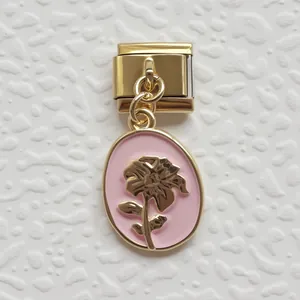 Dettaglio macro dello charm italiano a fiore dorato con smalto rosa per bracciali