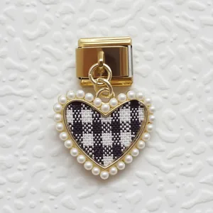 Charm italiano con pendente a cuore, bordo di perle e tessuto a quadretti bianchi e neri