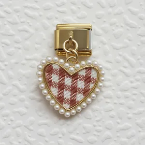 Dettaglio del ciondolo a cuore con motivo vichy rosso e perle per bracciali italiani