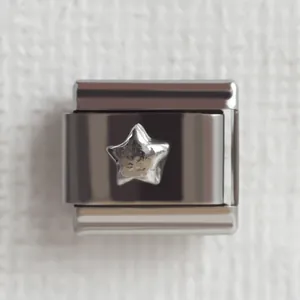 Italienisches Modul-Charm aus Edelstahl mit einem 3D-Stern-Relief in Matt-Optik