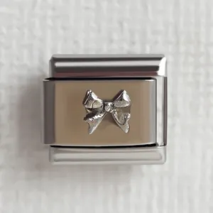 Detail eines italienischen Charm-Links aus Edelstahl mit glitzernder Schleife