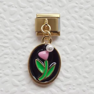 Dettaglio charm italiano con pendente tulipano in smalto nero e inserto in perla