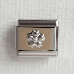 Makroaufnahme eines italienischen Edelstahl-Charms mit Perlenblume für DIY-Armbänder