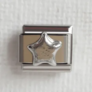 Makroaufnahme eines silbernen Stern-Charms für italienische Modul-Armbänder aus Edelstahl
