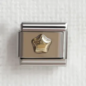 Detailansicht eines italienischen Charm-Glieds aus Edelstahl mit goldenem Stern