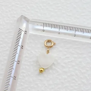Λήψη macro λευκού μενταγιόν καρδιάς 2,5cm με χρυσό κούμπωμα και μέτρηση με χάρακα