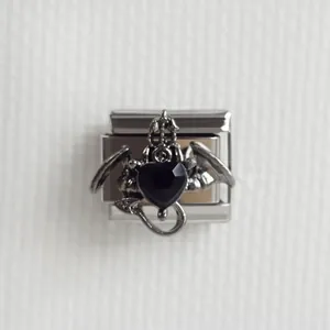 Vue détaillée du maillon de bracelet italien avec ailes de chauve-souris et cœur noir
