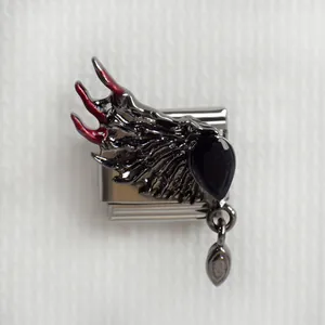 Détail du charme italien aile de chauve-souris gothique avec gemme noire et dégradé rouge