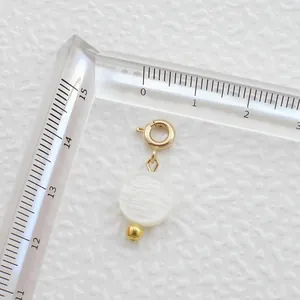 Λεπτομερής λήψη μενταγιόν μαργαριταριού 12mm με χρυσό κούμπωμα και χάρακα