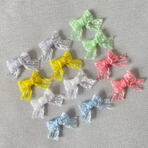 Détail de nœuds en dentelle colorée pour accessoires de cheveux et décoration DIY