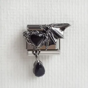 Lien de charme italien gothique avec ailes de chauve-souris et pendentif en cœur