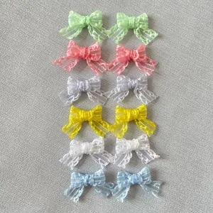 Lot détaillé de douze nœuds en dentelle en six couleurs pastel pour le bricolage