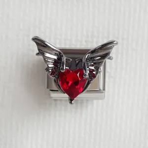 Détail du maillon de bracelet italien avec cœur rouge et ailes de chauve-souris