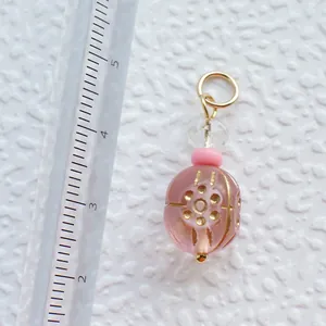 Detailansicht der rosa Acryl-Blumenperlen mit Lineal zur Anzeige der 3,5 cm Länge