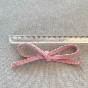 Fiocco in tessuto rosa per accessori capelli fai-da-te e vestiti con righello di misura