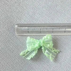 Vue détaillée d'un nœud en résille vert clair de 2,5 cm pour bricolage et accessoires