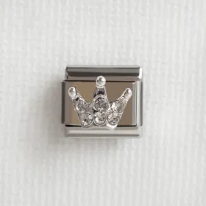Détail macro du maillon de breloque italienne en acier poli avec couronne et strass