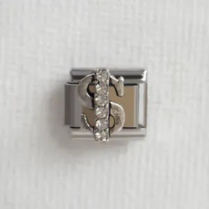 Vue macro d'un lien de bracelet italien en acier inoxydable avec signe dollar serti de cristaux