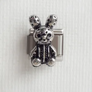 Détail macro d'un charm lapin argenté vintage pour bracelets modulables italiens