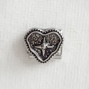 Vue macro détaillée du charm italien en forme de cœur avec motif étoile rétro