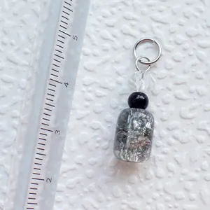 Makroaufnahme eines geometrischen Acryl-Anhängers mit Lineal zur Anzeige der 3cm Größe