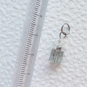 Detailansicht DIY Acrylwürfel Anhänger mit Lineal zur Größenmessung am Produkt