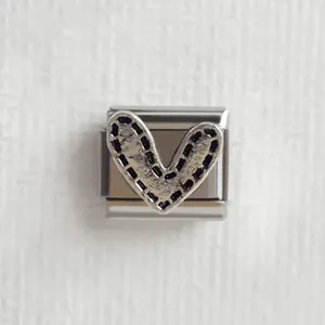 Détail du charm cœur en acier inoxydable avec surpiqûres noires pour bracelet italien DIY