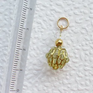 Makroaufnahme eines 2,5 cm olivgrünen Acrylanhängers mit facettierter Perle und Goldring