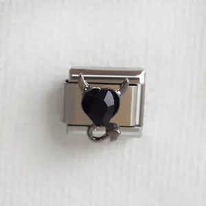 Détail du maillon de bracelet italien avec cristal cœur noir et design de cornes de diable