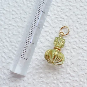 Nahaufnahme eines 20 mm hellgrünen Acryl-Blumenanhängers mit goldener Metallöse