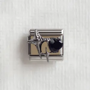 Détail du charm italien avec cœur noir et élément étoile en oxyde de zirconium