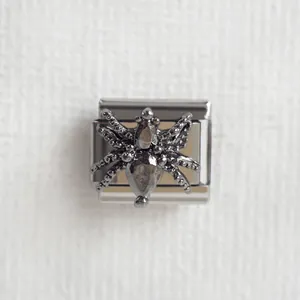 Vue macro d'un charme araignée en métal noir pour bracelets italiens modulables