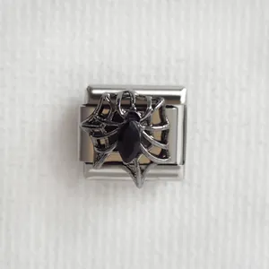 Détail macro d'un charm italien avec toile d'araignée gothique et pierre noire sertie